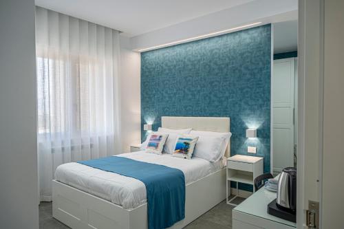 una camera con letto e parete blu di Heaven House a Sant'Egidio del Monte Albino