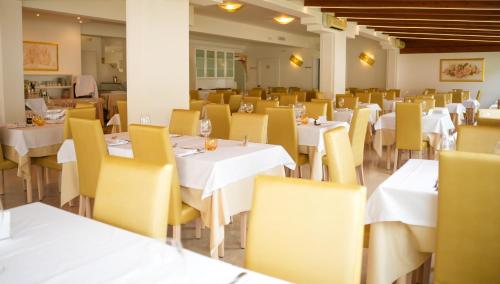 Restaurace v ubytování Hotel Sirena - Servizio spiaggia inclusive