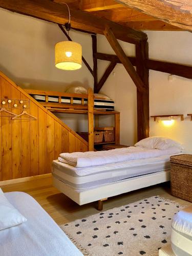 Ce lit se trouve dans un dortoir doté de 2 lits superposés et de murs en bois. dans l'établissement Chalet Fr Gilkens Arc 1600, à Bourg-Saint-Maurice