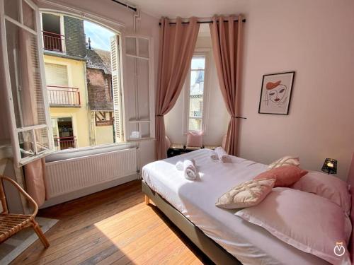 une chambre avec un lit et une grande fenêtre dans l'établissement La Rose des Sables - Trouville sur Mer - 8P, à Trouville-sur-Mer