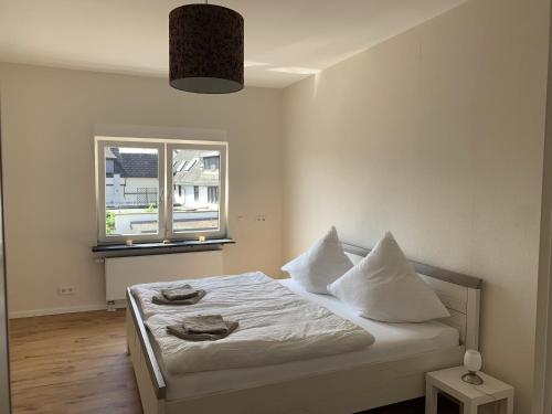 a bedroom with a bed with two towels on it at Ferienwohnung Trenz in Geisenheim