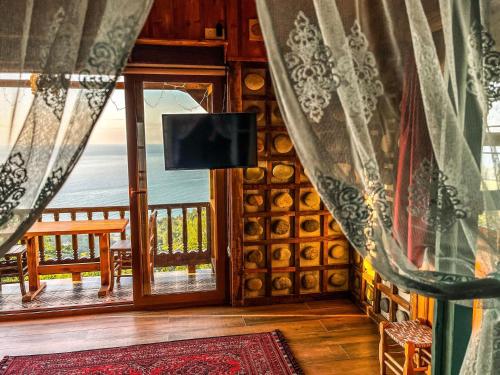 um quarto com uma janela com vista para o oceano em Kaf Dagi Konak Hotel em Rize
