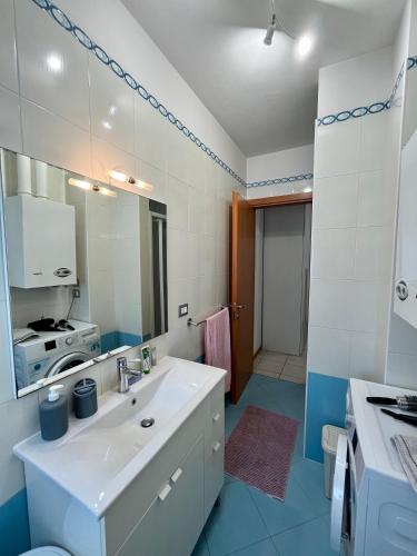 a bathroom with a white sink and a mirror at Appartamento Ca Vio Beach & Venice in Cavallino-Treporti