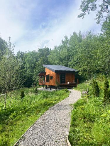 eine Hütte mitten auf einer Schotterstraße in der Unterkunft MoodySun Studio, remote tiny home in Comarnic
