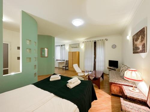 una camera con letto e un soggiorno di RIS Central Apartments Yerevan a Yerevan
