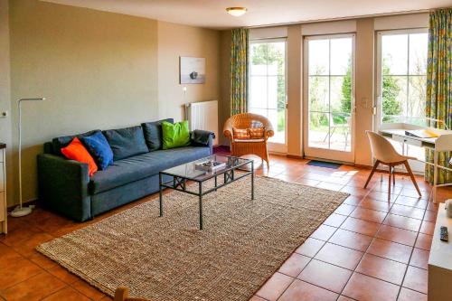 ein Wohnzimmer mit einem Sofa und einem Tisch in der Unterkunft Ferienwohnungen Max und Moritz in Neddesitz
