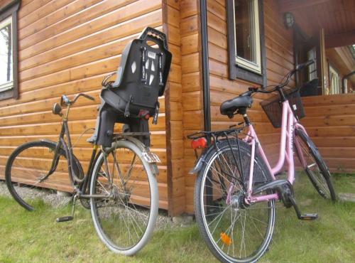 dos bicicletas están estacionadas al lado de una casa en Fin stuga nära sjö en Bollnäs