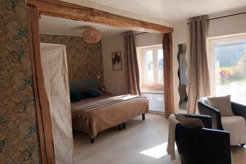 Photo de la galerie de l'établissement La Maisonnette de l Espace Themis, piscine partagée, à Saint-Germain-de-Salles