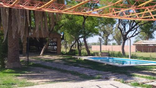 una piscina en un patio con árboles en CASA YATAY en Melincué