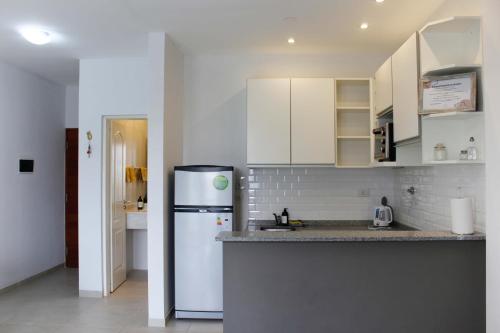 科連特斯的住宿－Departamento ALCLA I，厨房配有白色橱柜和冰箱。