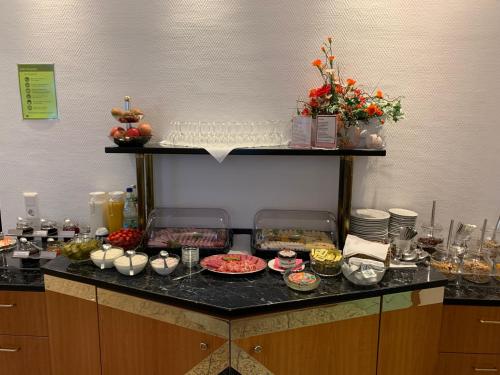 Hotel Garni Eschenbach في هيلدبورغهاوزن: مطبخ مع كونتر عليه طعام