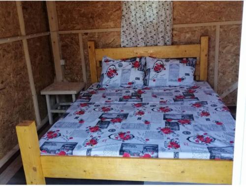 1 dormitorio con 1 cama con marco de madera en House Markovic, 