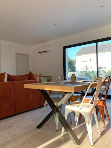 - un salon avec une table et des chaises dans l'établissement Villa chic 3 chambres ,2 SDB, à Châtellerault
