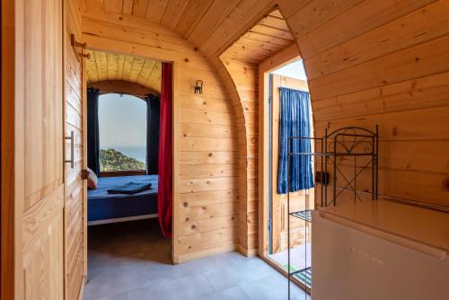 Kleines Zimmer mit einem Bett und einem Fenster in der Unterkunft Terreditusa - Bungalow Lavanda in Tusa