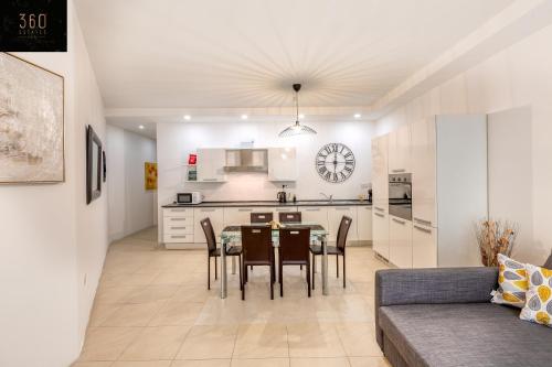 cocina y comedor con mesa y sillas en Wonderful, designer 2BR home with large Sofa & TV by 360 Estates, en San Julián