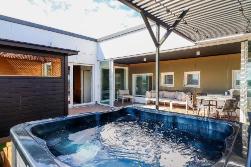 Hồ bơi trong/gần Prime Penthouse Central - jacuzzi and sauna