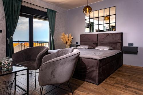 1 dormitorio con 1 cama, mesa y sillas en Modern studio with a beautiful view, en Rab