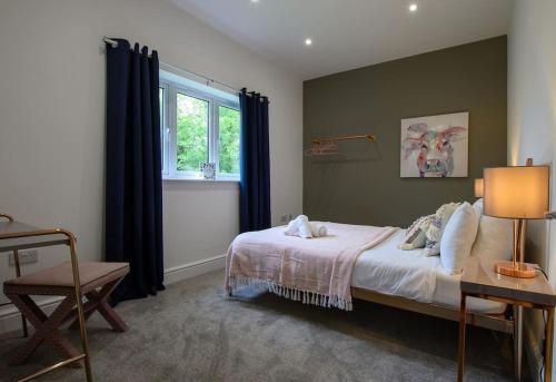 Postel nebo postele na pokoji v ubytování Luxury Barn Conversion with Hot Tub- 'Blackbird'