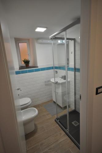 La salle de bains est pourvue de toilettes, d'un lavabo et d'une douche. dans l'établissement Perdianahouse Waterfront, à Gênes