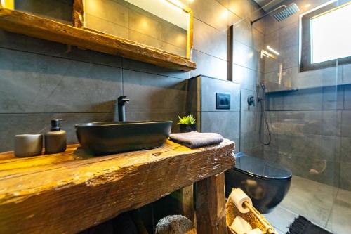 ein Badezimmer mit einem Waschbecken auf einer Holztheke in der Unterkunft Modern studio with a beautiful view in Rab