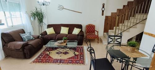 sala de estar con sofá y mesa en Casa Finlandia, en Puerto Marino