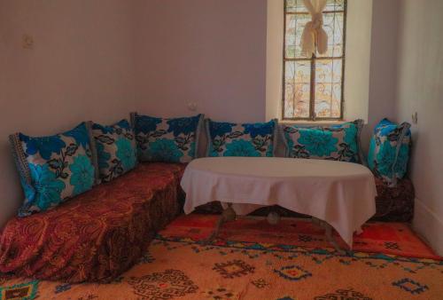 斯庫拉的住宿－coooperative_ogandou_skoura，客厅配有一张沙发,上面设有一张桌子