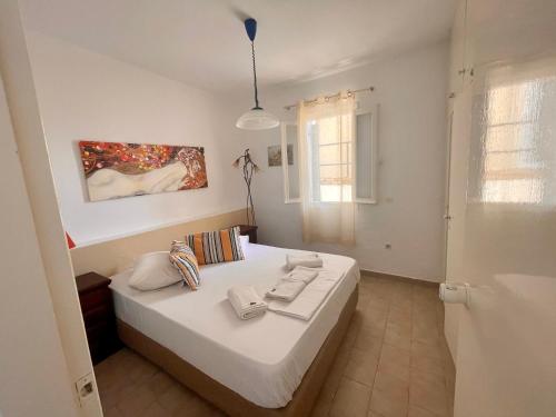 Beach 'Glyfada' apartment 118 في غليفادا: غرفة نوم مع سرير أبيض كبير في غرفة