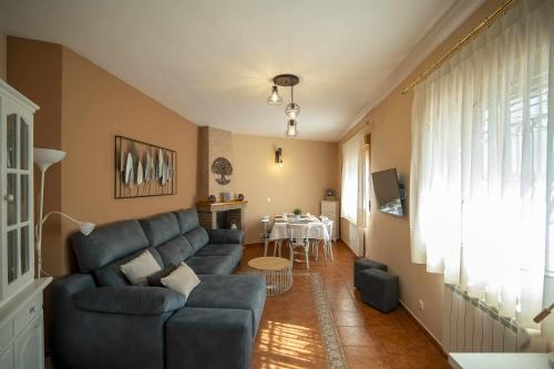 a living room with a couch and a table at Casa Rural La Posada del 42 in Carrascalejo