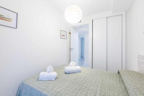 卡萊塔德菲貝萊斯的住宿－A&N Alexia，一间卧室配有带毛巾的床