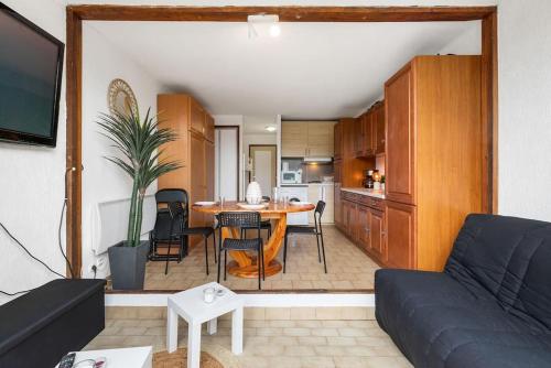 un salon avec un canapé et une table dans l'établissement Cabana & Cap'Studio, au Cap d'Agde