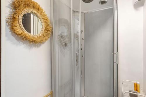 La salle de bains est pourvue d'une douche et d'un miroir mural. dans l'établissement Cabana & Cap'Studio, au Cap d'Agde