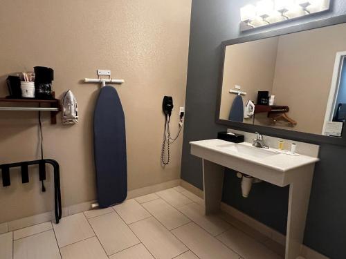 ein Bad mit einem Waschbecken und einem Spiegel in der Unterkunft Super 8 by Wyndham Center in Center