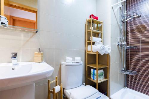 een badkamer met een wastafel, een toilet en een douche bij A&N La Vega 13 in Torre del Mar