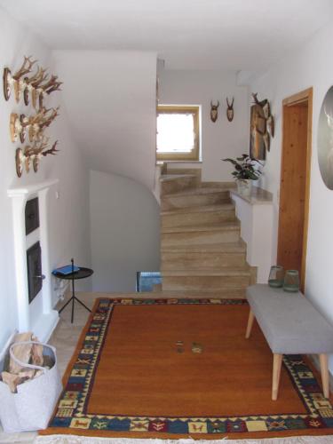 a living room with stairs and a rug at #7 Ferienhaus mit Schlossblick Trunkelsberg für max 6 Personen,Küche komplett eingerichtet, 2 Bäder 3 Schlafzimmer Top-Ausstattung in Trunkelsberg