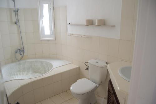 een badkamer met een bad, een toilet en een wastafel bij Strandhaus in Los Llanos de Aridane