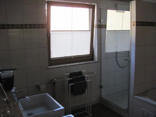 a bathroom with a sink and a window and a shower at #7 Ferienhaus mit Schlossblick Trunkelsberg für max 6 Personen,Küche komplett eingerichtet, 2 Bäder 3 Schlafzimmer Top-Ausstattung in Trunkelsberg
