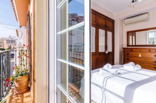 sypialnia z balkonem z łóżkiem i oknem w obiekcie A&N Casa del Sol w mieście Torre del Mar