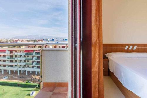トレ・デル・マールにあるA&N La Vega 3のベッドルーム1室(ベッド1台付)が備わります。バルコニーの景色を望めます。