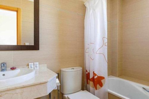 トレ・デル・マールにあるA&N La Vega 3のバスルーム(トイレ、洗面台、シャワーカーテン付)