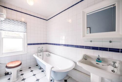 ein Badezimmer mit einem Waschbecken, einer Badewanne und einem WC in der Unterkunft The Old Rope House in Southwold