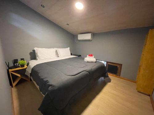 sypialnia z dużym łóżkiem w pokoju w obiekcie Casa Pé na Areia Noronha w mieście Fernando de Noronha