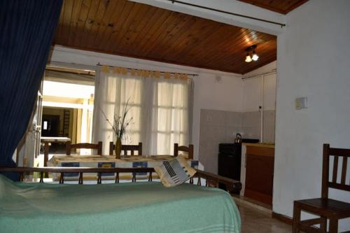 Cet appartement comprend une chambre avec un lit vert et une cuisine. dans l'établissement Alojamiento La Emilia Dpt, à Gualeguaychú