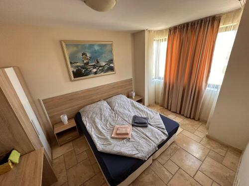 ein Schlafzimmer mit einem Bett in einem Zimmer in der Unterkunft Nana apartment in Kaliakria resort in Topola