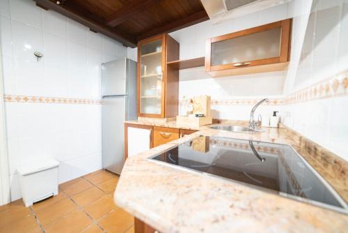 uma cozinha com um lavatório e uma bancada em Casa Playa Graña "Ferrol" em Ferrol