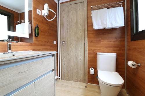 Hotel Blu Aran في فييا: حمام مع مرحاض ومغسلة
