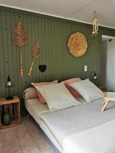um quarto com uma cama e algumas decorações na parede em Les petites chambres de Lacoste em Lacoste