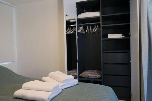 um quarto com um armário com toalhas numa cama em The World is Beautiful - Cozy Rooftop in Kolonaki! em Atenas