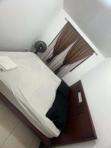 a bedroom with a bed in a room at Departamento Tonsupa Nacabez I in Esmeraldas