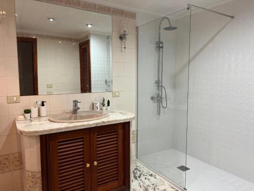 uma casa de banho com um lavatório e um chuveiro em CoLiving El Secretario em Las Palmas de Gran Canárias