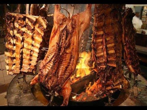 una parrilla con carne y otros alimentos. en Depto Av del Sol en Merlo